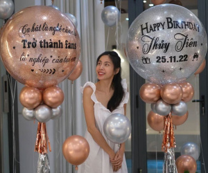 Thủy Tiên bị fan và Công Vinh 'đánh úp' tổ chức tiệc sinh nhật, để lộ thân hình gầy gò đáng lo ngại