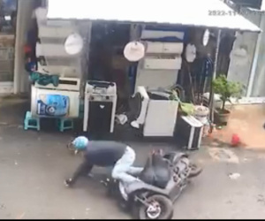 Trộm xe máy nhằm ngày mưa gió, tên trộm nhận kết cục khiến dân tình ôm bụng cười ngặt nghẽo