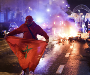 Bạo loạn ở Brussels sau khi Bỉ thua Maroc tại World Cup 2022, cảnh sát dùng vòi rồng can thiệp