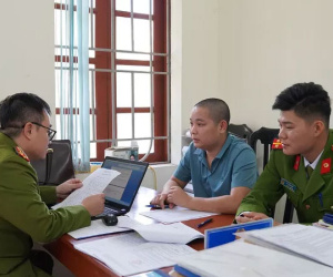 Bắt cán bộ văn phòng đăng ký đất đai cùng 5 đồng phạm
