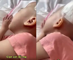 Rớt nước mắt hình ảnh em bé vừa khóc vừa xin lỗi mẹ trước khi ra đi