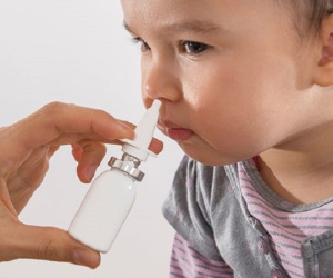 Trẻ bị chảy máu mũi, suy tuyến thượng thận do cha mẹ tự ý mua thuốc xịt mũi dùng lúc giao mùa