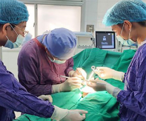 Vỡ nát 2 tinh hoàn, cắt 1/3 đùi phải khi cưa bình xăng rỗng