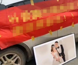 Chi 1,7 tỷ để cưới vợ nhưng ly hôn sau 33 ngày, người đàn ông căng băng rôn trước cửa nhà vợ cũ để đòi tiền
