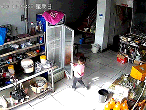Cha có phản ứng 'xuất thần' khi thấy con gái sắp bị chiếc tủ lạnh đè trúng