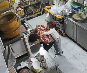 Clip: Hình ảnh xúc động của bé gái Trung Quốc giúp cha trong những ngày khó khăn mùa dịch