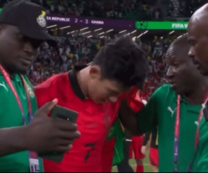 Thành viên tuyển Ghana selfie khi Son Heung-min đang khóc