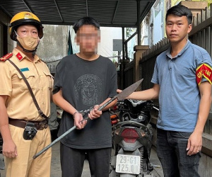 Gặp 141 trên phố Hà Nội, 2 thanh niên mang dao phóng lợn 'run như cầy sấy'