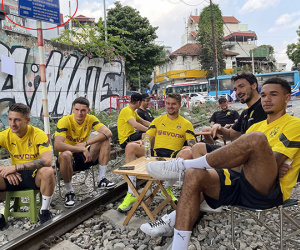 Vụ nhiều cầu thủ Dortmund ngồi 'cà phê đường tàu': Các cầu thủ tự ý lấy bàn ghế rồi 'check-in'?