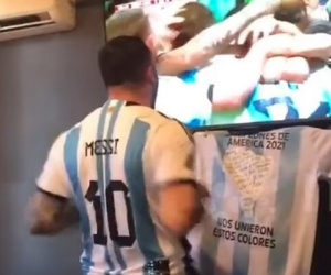 Ăn mừng quá sung sau khi Messi ghi bàn, CĐV Argentina đấm hỏng TV