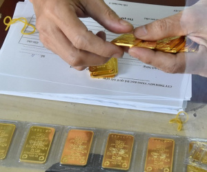 Giá vàng hôm nay 30-11: Tăng trở lại khi USD bị bán tháo