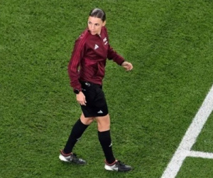 Nữ trọng tài đầu tiên cầm còi trận đấu World Cup nam