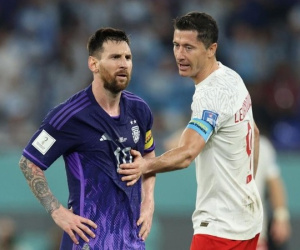 Messi khó chịu ra mặt, từ chối bắt tay Lewandowski sau khi bị phạm lỗi