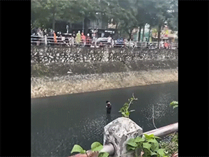 Dân mạng 'phát rét' với chàng trai Nghệ An buồn rầu đứng ngâm mình trong nước lạnh