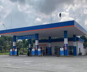 Đi đổ xăng cùng bạn, người đàn ông bất ngờ treo cổ tự tử ngay tại cây xăng