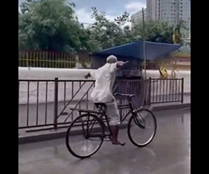Dân mạng: 'Đàn ông là những đứa trẻ không bao giờ lớn' sau khi chứng kiến ông lão vừa đạp xe vừa buông tay