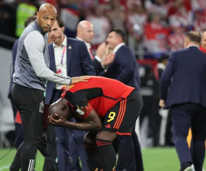 Lukaku khóc nức nở, đấm vỡ cabin huấn luyện