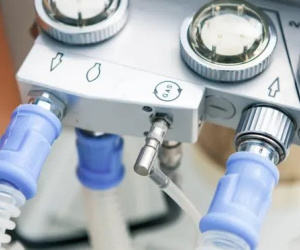 Cụ bà tắt máy thở của bệnh nhân cùng phòng vì không thích tiếng ồn khó chịu