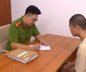 Vô cớ bị cầm dao phóng lợn truy đuổi, thiếu niên lao xe lên vỉa hè tử vong