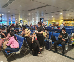 Nhiều chuyến bay phải bay vòng trước khi hạ cánh sân bay Tân Sơn Nhất do mưa lớn