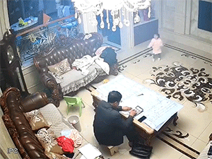 Giật mình với món đồ giá trị suýt rơi trúng đầu bé gái khi nô đùa