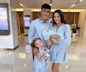 Vợ Tây của Bùi Tiến Dũng xuất viện, bật ngửa ảnh cận mặt mẹ bỉm