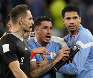 Chơi 'Muay Thái' với quan chức FIFA, hậu vệ ĐT Uruguay nguy cơ bị cấm 15 trận