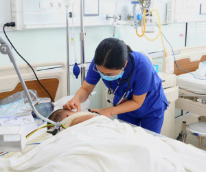 Bé 2 tuổi đột ngột viêm não, liệt mềm toàn thân sau nhiễm virus Adeno