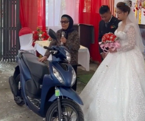 Cô gái mồ côi cha lẫn mẹ được bà nội nuôi dưỡng rồi gả chồng, ngày cưới được bà tặng cả vàng lẫn xe