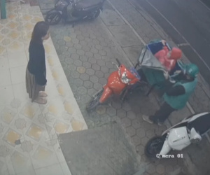 Dân mạng rơi nước mắt với clip ông bố shipper đón con theo kiểu 'giao hàng' giữa trời đông lạnh giá