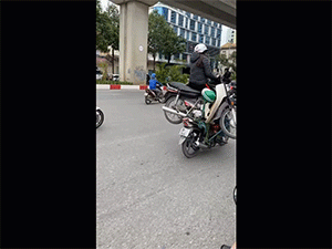 Sợ hãi với anh shipper 'cõng' cả 'ninja' cùng xe máy đi trên phố phường Hà Nội