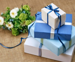 Chàng trai 'rớt nước mắt' khi được tặng quà sinh nhật trước... 1 năm