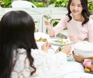 Nhìn đĩa mực trên mâm cơm nhà em chồng, tôi mới hiểu thấu con người cô ấy