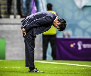 HLV Moriyasu cúi đầu trước CĐV, cầu thủ Nhật Bản khóc nức nở rời World Cup 2022