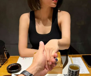 Người tình Vĩnh Thụy lộ chút mặt đã cho thấy 'rất xinh'