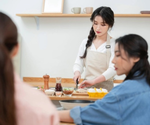 Cả nhà đau xót bàng hoàng khi nhìn những vết bầm tím trên tay chị dâu
