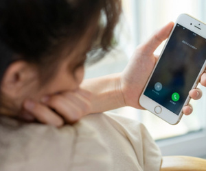 Gọi điện cho chồng cũ đòi tiền nuôi con, tôi lặng người khi thấy tấm ảnh thờ