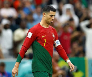 Ronaldo lầm lũi rời sân trong lúc các cầu thủ Bồ Đào Nha ăn mừng chiến thắng