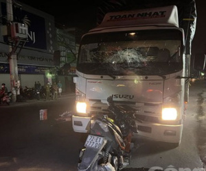 Xe tải lấn làn ủi xe máy đi hàng chục mét, hai người thương vong