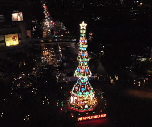 Chiêm ngưỡng cây thông Noel 'khổng lồ' làm từ hơn 700 bóng đèn ở Philippines