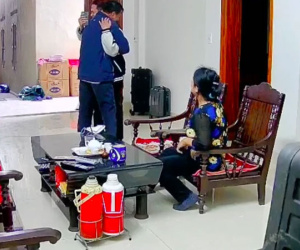 Con đi làm xa bí mật về thăm nhà, cha lúc đầu ngó lơ sau đó lao đến ôm, oà lên khóc nức nở như con trẻ