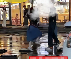 Phát hiện bị 'cắm sừng', cô gái nóng máu tát bạn trai tới tấp giữa phố trong khi 'tiểu tam' đứng một bên xem điện thoại
