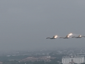 Xem 'Hổ mang chúa' Su-30MK2 và trực thăng vũ trang trình diễn trên bầu trời Hà Nội