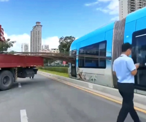 Kinh hoàng tàu điện bị thép xây dựng xuyên qua kính khi tài xế quay đầu