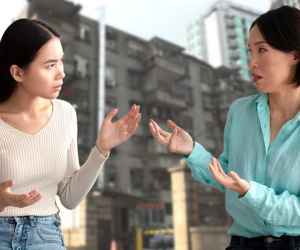 Con gái bỏ ra ở thuê sau khi bị mẹ ép đưa hết tiền tiết kiệm để mua nhà cho anh trai lấy vợ