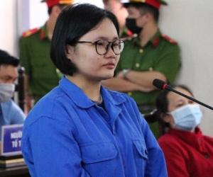 Nữ sinh đầu độc cha bằng chất xyanua khai bị đè nén từ việc học