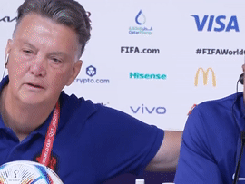 Ngôi sao Hà Lan hoảng hốt vì bị HLV Van Gaal đòi hôn môi trước trận gặp Argentina