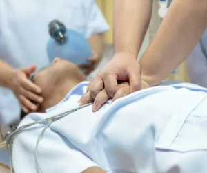 Qua đời vì ung thư sau khi nhập viện do đau bụng