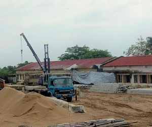 Cần cẩu đập vào nóc trường, 5 học sinh bị thương khi đang ngồi học
