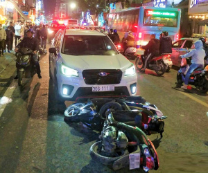 Ô tô gây tai nạn liên hoàn, đâm 10 xe máy trên phố ở Hà Nội